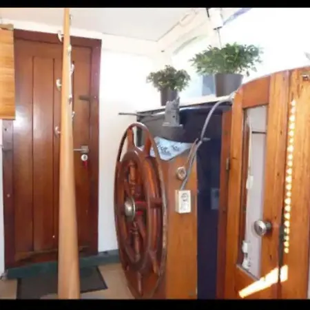 Houseboat Orfeo ספינת מלון *